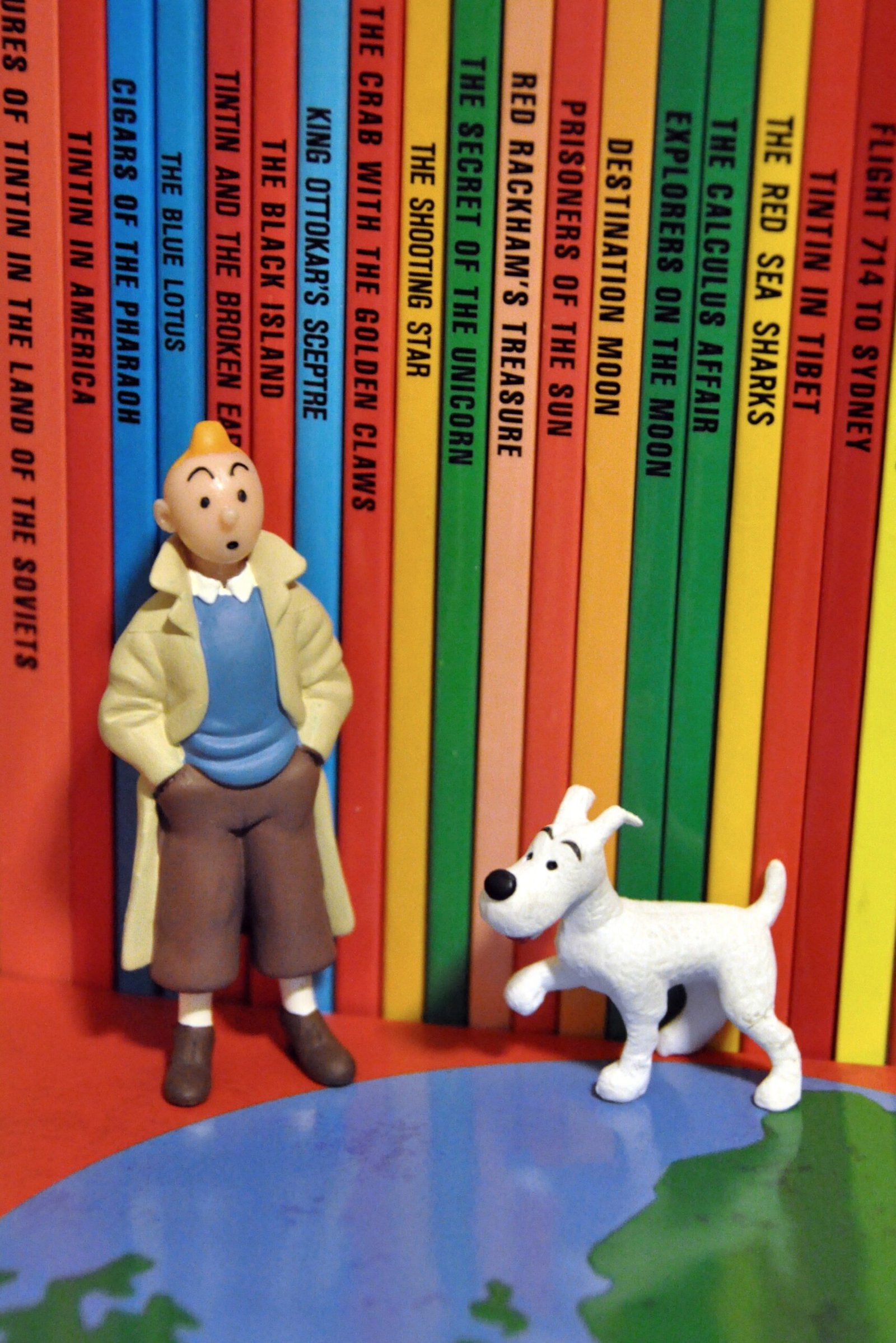 Tintin figurines in front of the stories