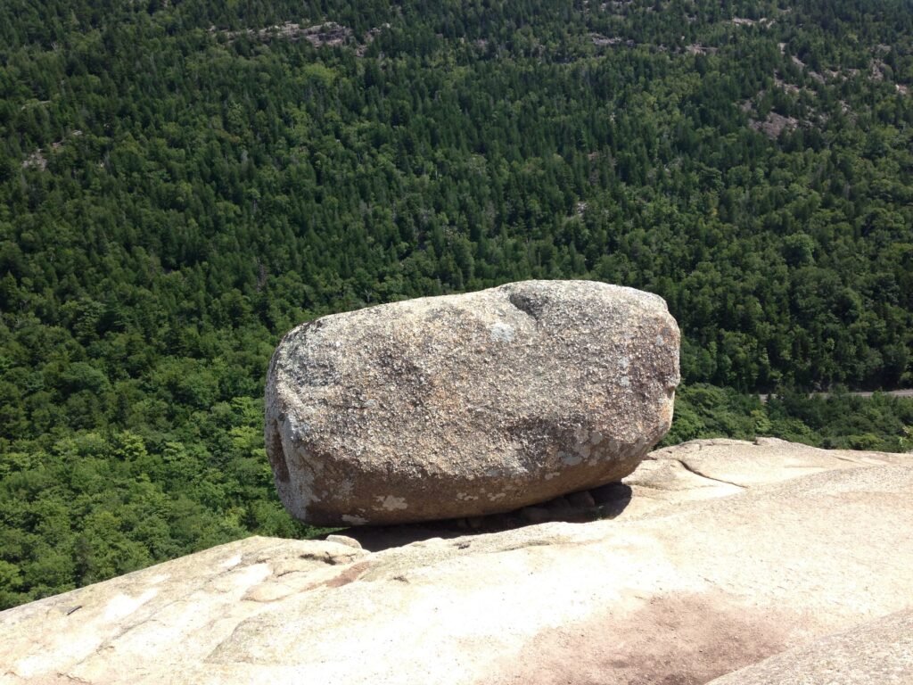 A precariously placed boulder, South Bubble